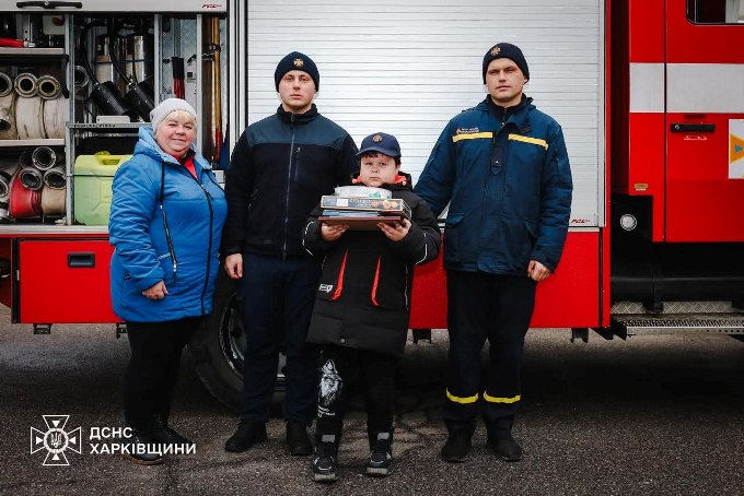 У Харкові відзначили хлопчика, який врятував себе та бабусю під час пожежі